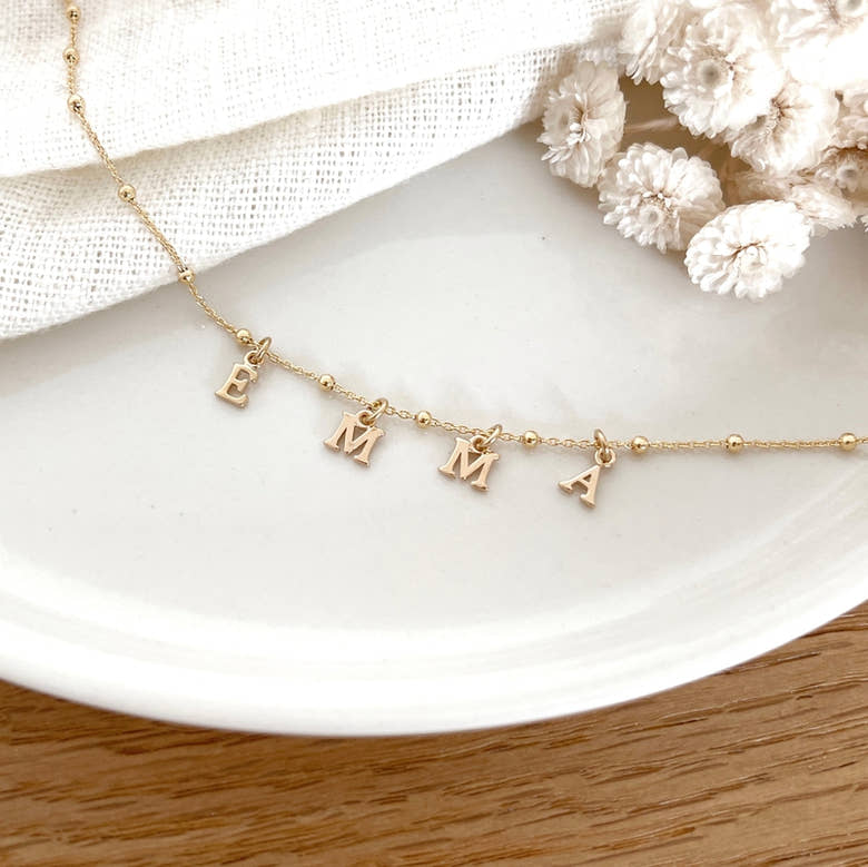Collier "Initial" plaqué or, vue 3