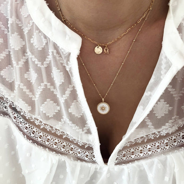 Collier "Idylle" médaille martelée plaqué or, vue 2