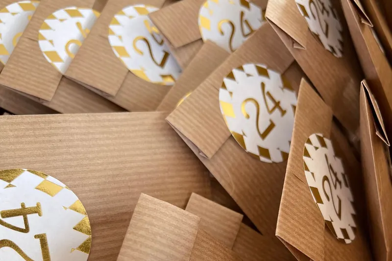 Calendrier de l'Avent bijoux 2026 : 24 pochettes kraft numérotées